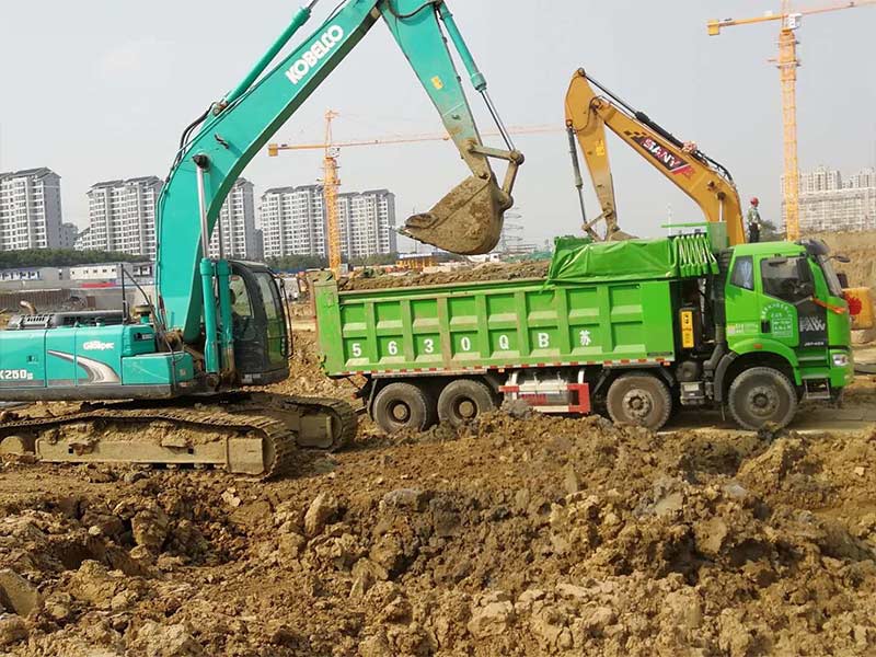 工作人员操作机械进行土石方施工时一定要先发出信号