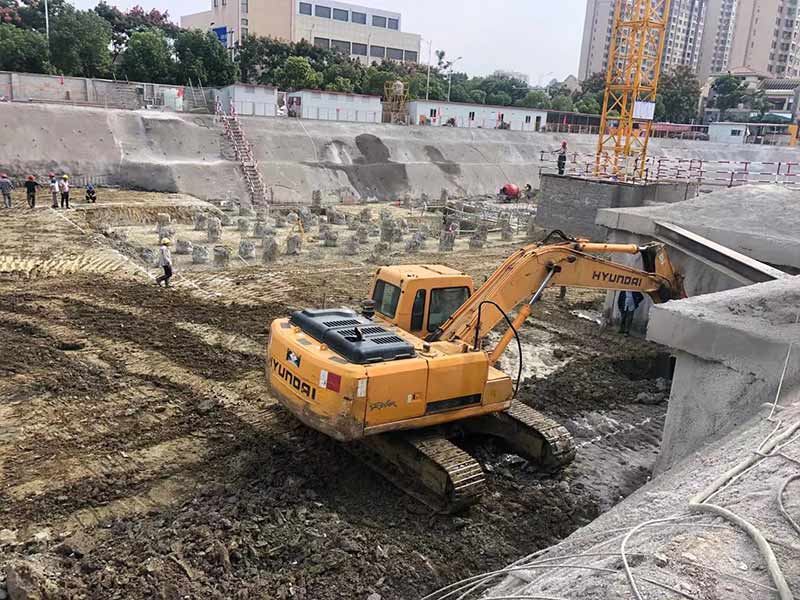 土石方机械通过桥梁时应采取低速档慢行